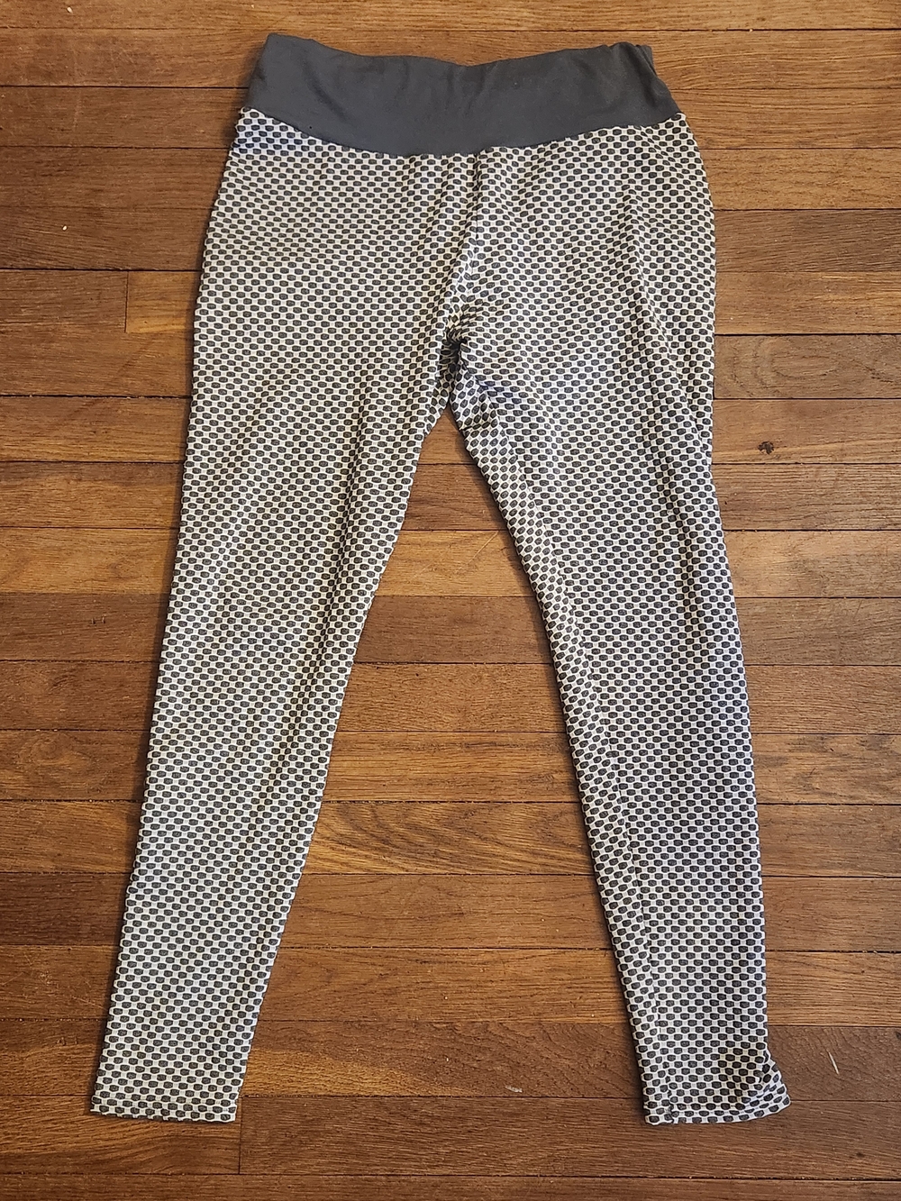 Patterned Gray and White Leggings with Gray Waistband